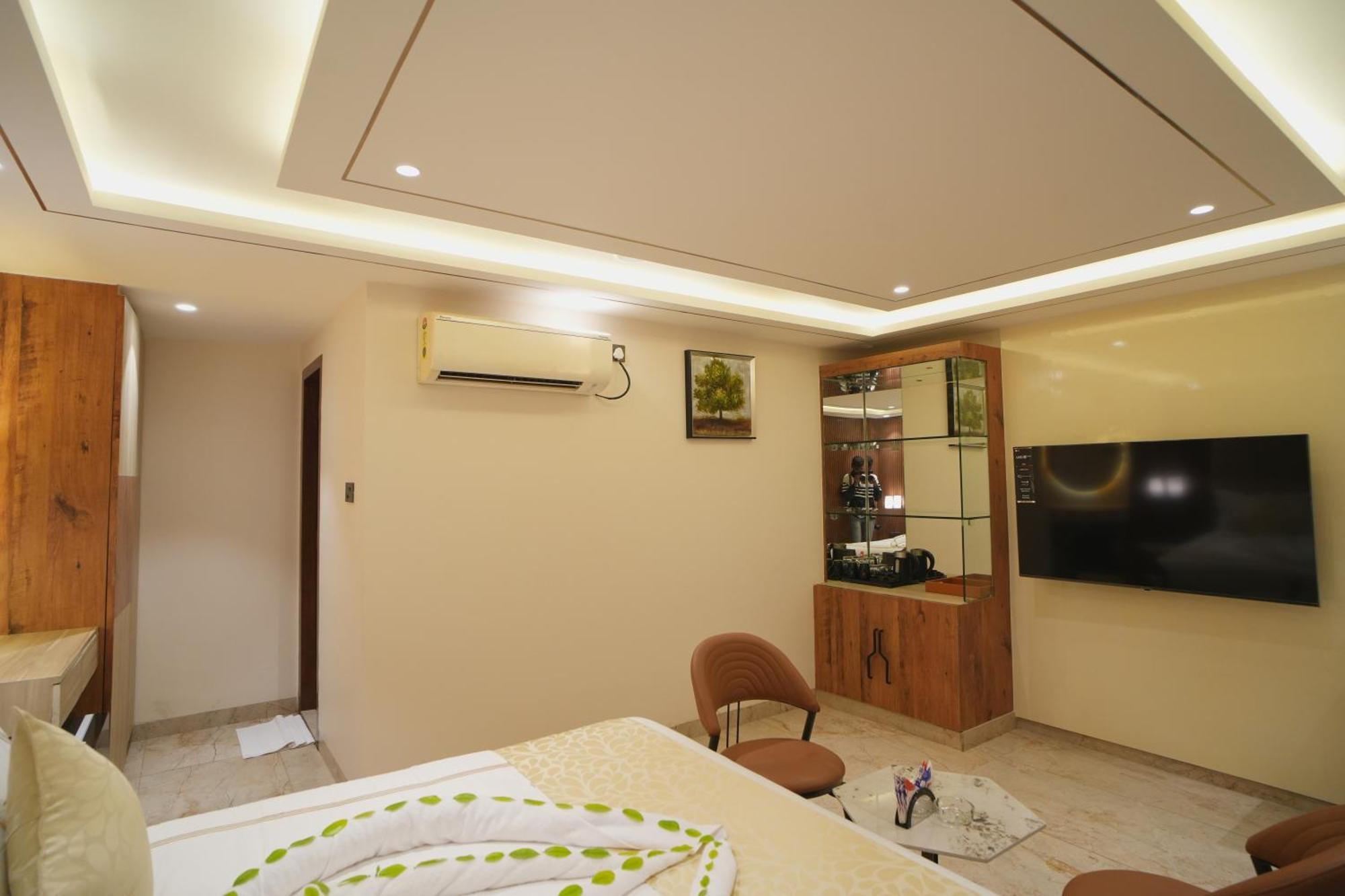 Oriva Vinflora Residency - Nr Lv Prasad Hospital, Banjara Hills Hotel Hyderabad Eksteriør billede